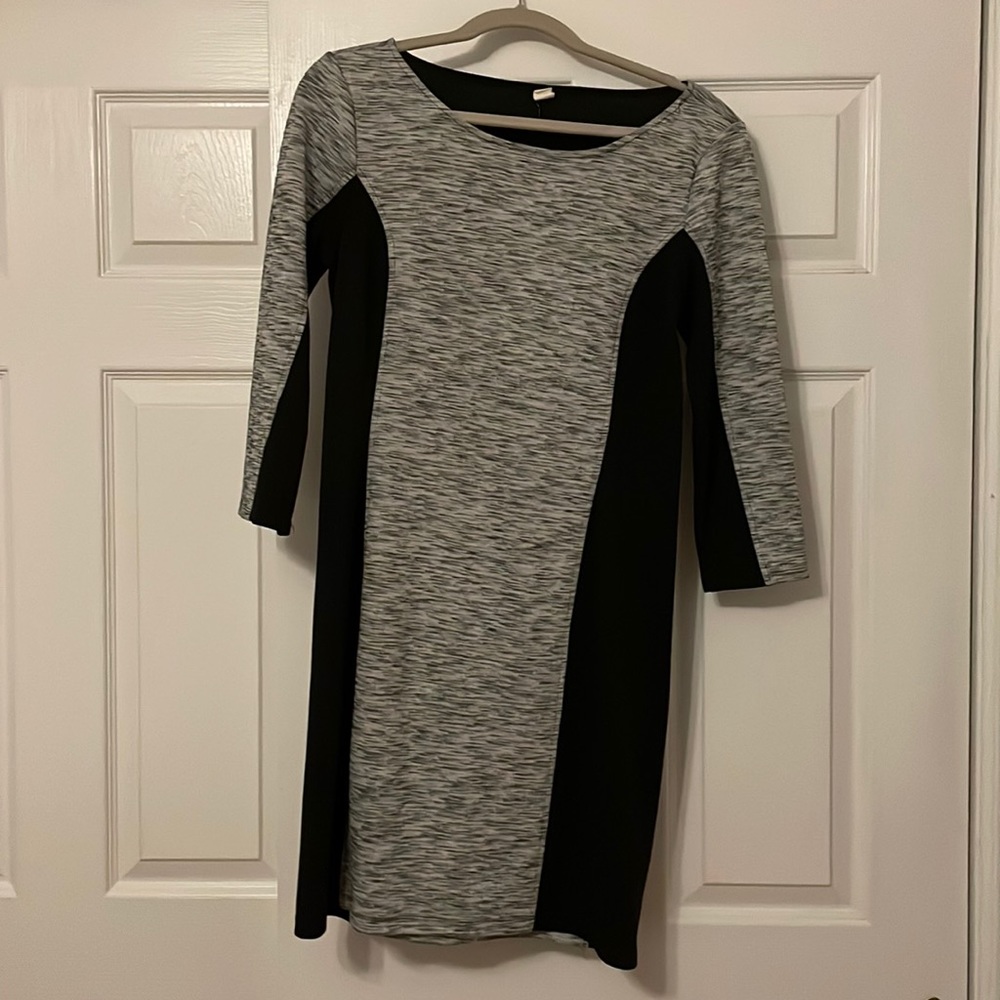 Old Navy two toned 3/4 sleeve dress. Stretchy and comfortable. Size M